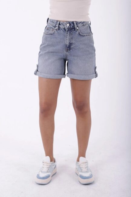 Paçaları Çift Katlı Normal Belli Cepli ve Astarsız Mom Fit Kadın Kot Şort Kar Yıkama Mavi Denim